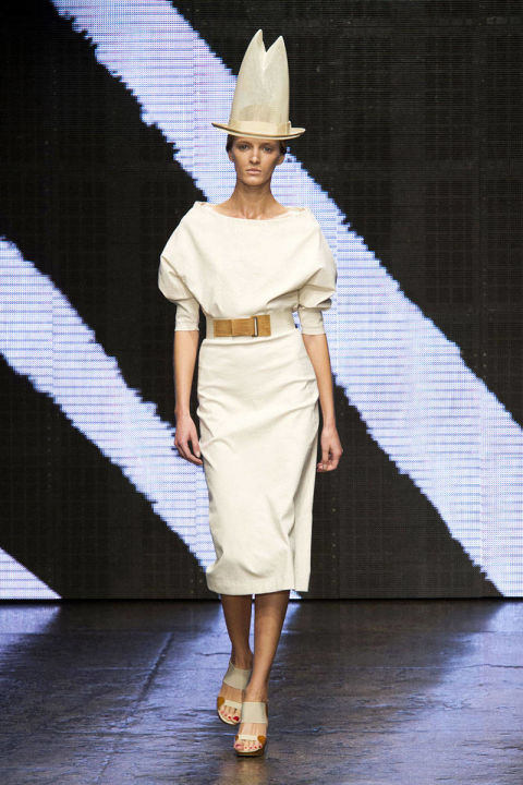 54bc1c1c24c03_-_hbz-nyfw-ss2015-trends-white-out-03-donna-karan-rs15-1922-lg.jpg